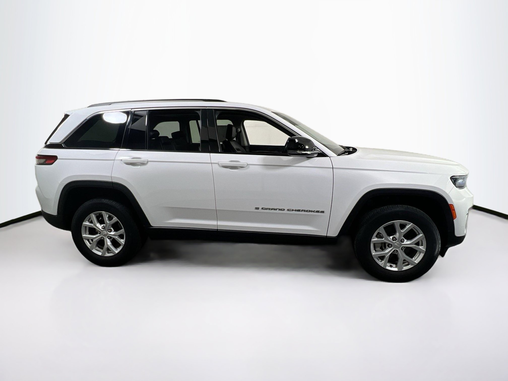 Used 2023 Jeep Grand Cherokee Limited AWD/4WD image 4