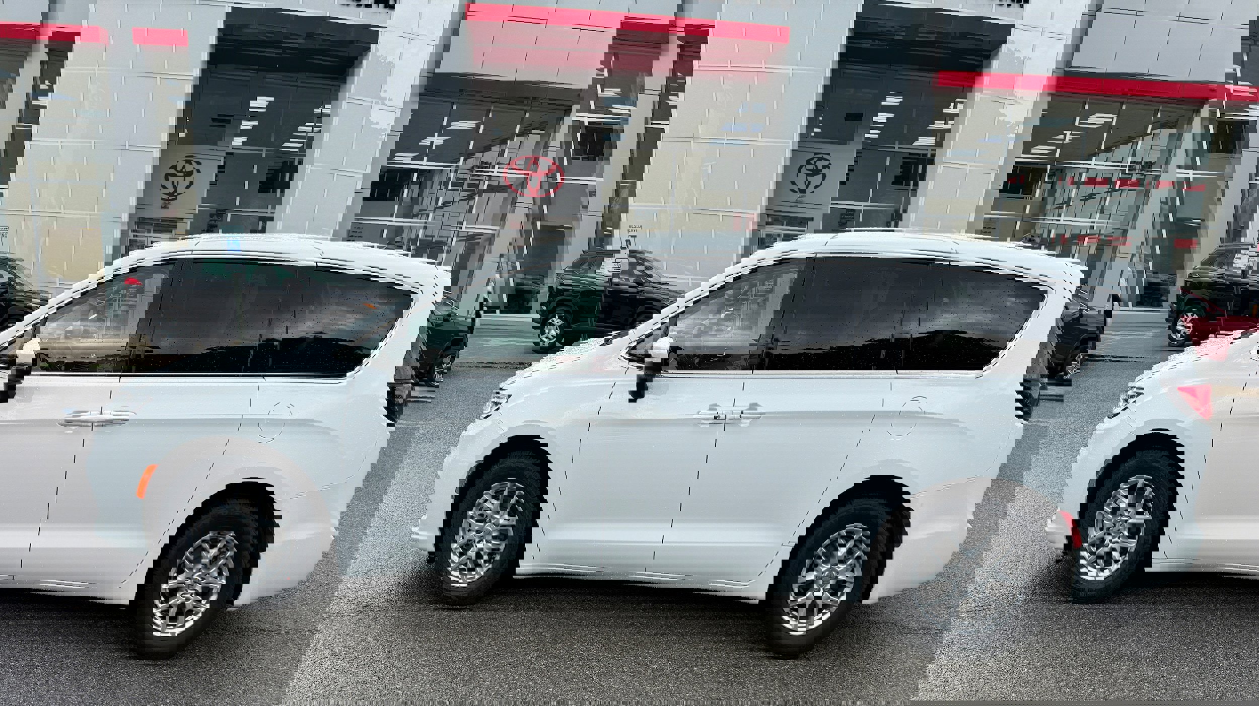 Used 2023 Chrysler Pacifica Touring-L image 2