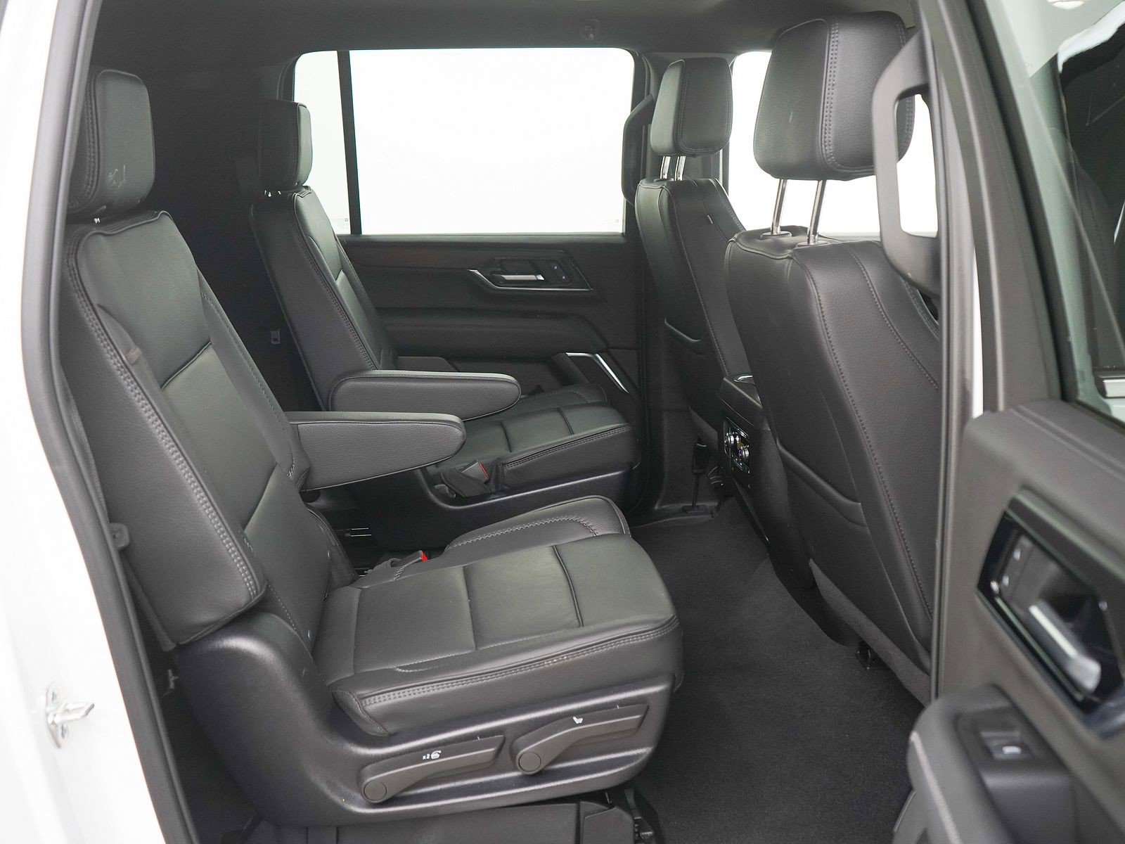 Used 2025 GMC Yukon XL Denali AWD/4WD image 13