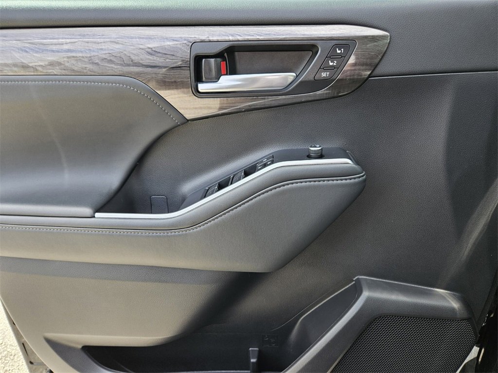 Used 2022 Toyota Highlander Platinum image 26