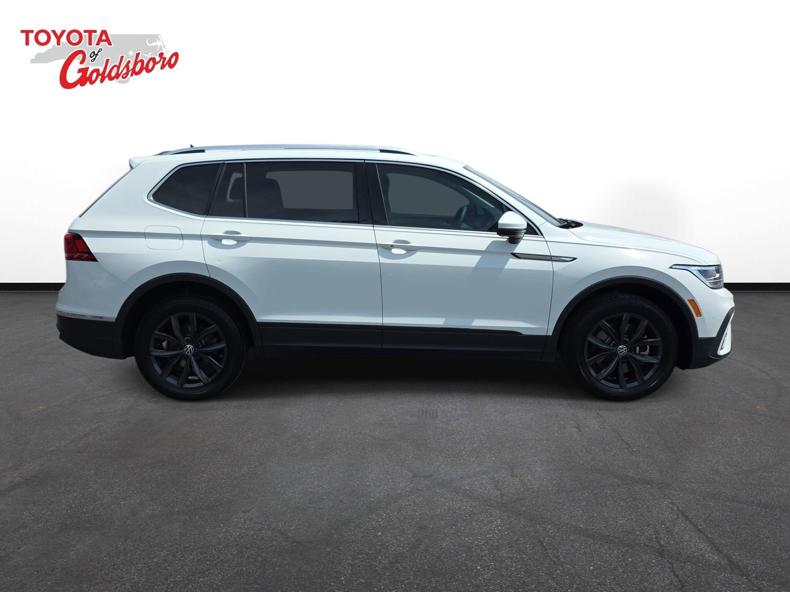 Used 2024 Volkswagen Tiguan SE w/ Panoramic Sunroof Package FWD image 4