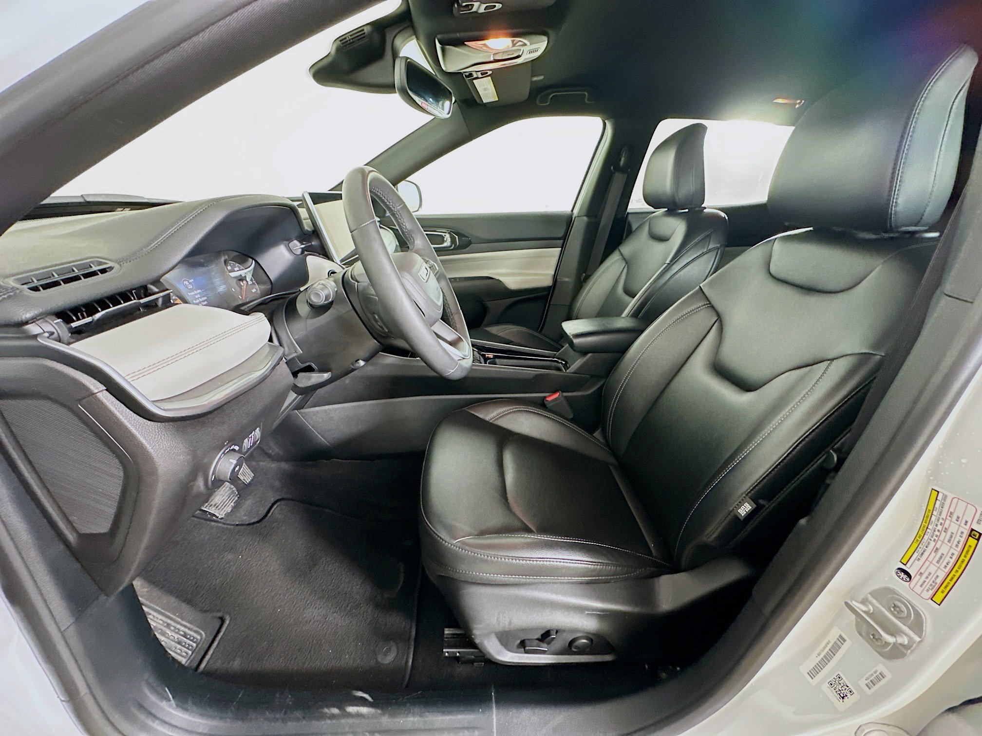 Used 2025 Jeep Compass Limited image 13