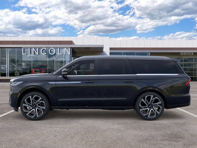 New 2026 Lincoln Navigator L Reserve AWD/4WD image 3