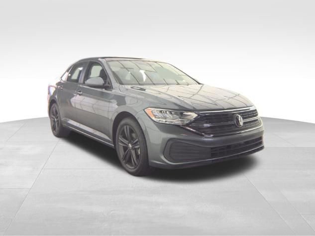 Used 2024 Volkswagen Jetta SE w/ Panoramic Sunroof Package FWD image 3