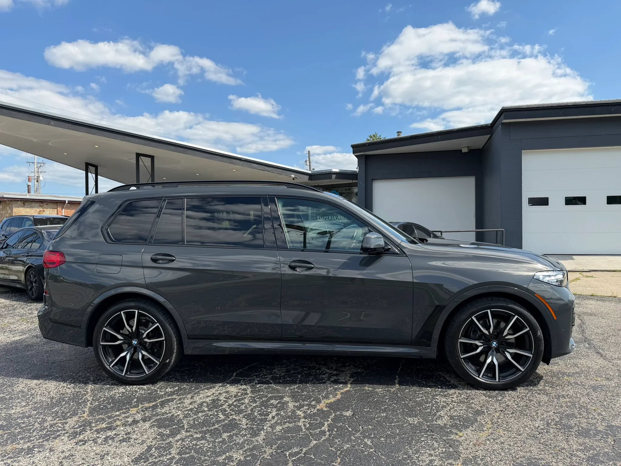 Used 2022 BMW X7 xDrive40i w/ M Sport Package AWD/4WD image 9