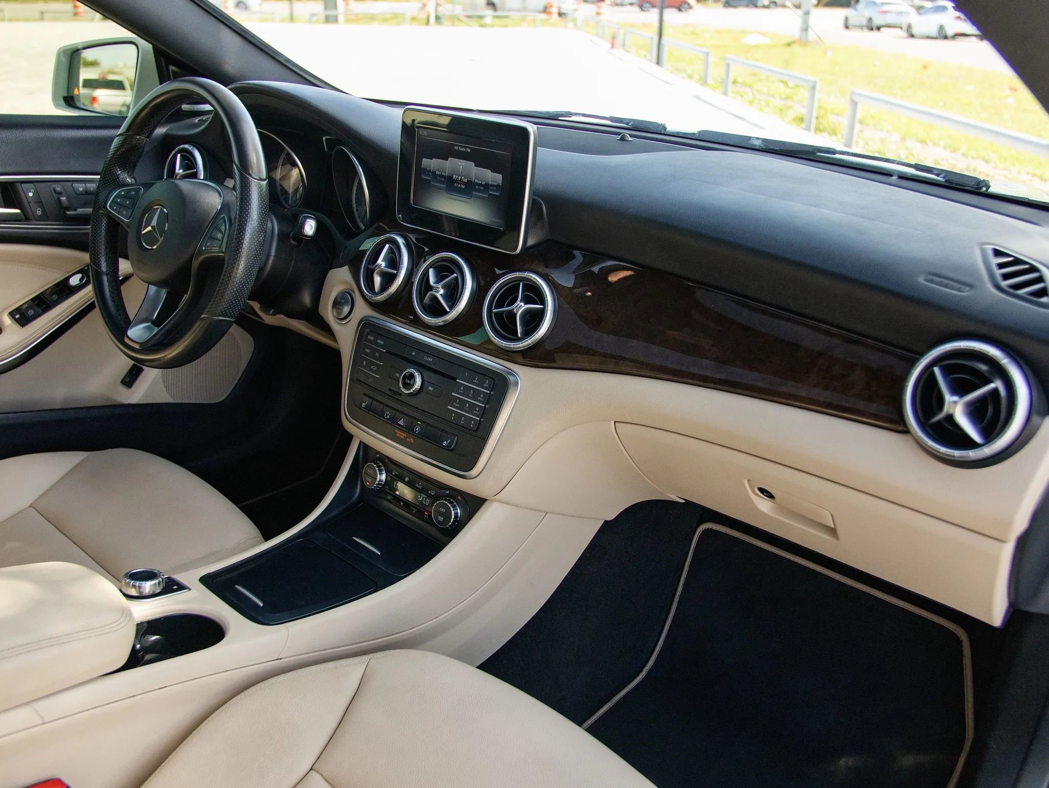 Used 2015 Mercedes-Benz CLA 250 image 25