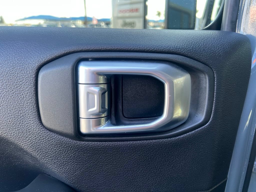 Used 2025 Jeep Wrangler Unlimited Sahara AWD/4WD image 25