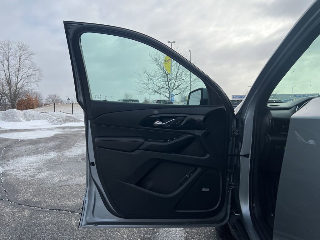 Used 2023 Chevrolet Traverse RS image 7