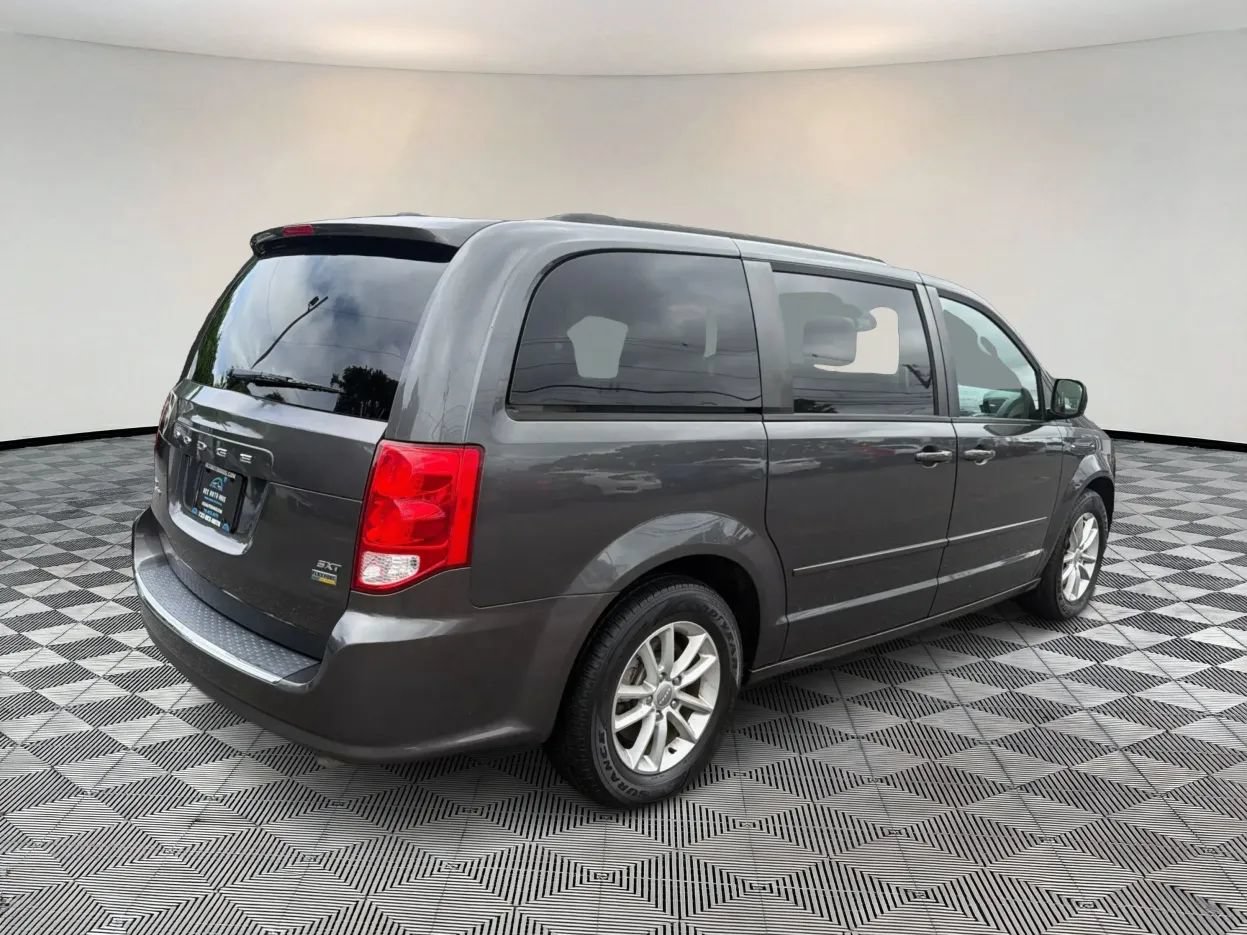 Used 2016 Dodge Grand Caravan SXT w/ UConnect Hands-Free Group FWD image 7