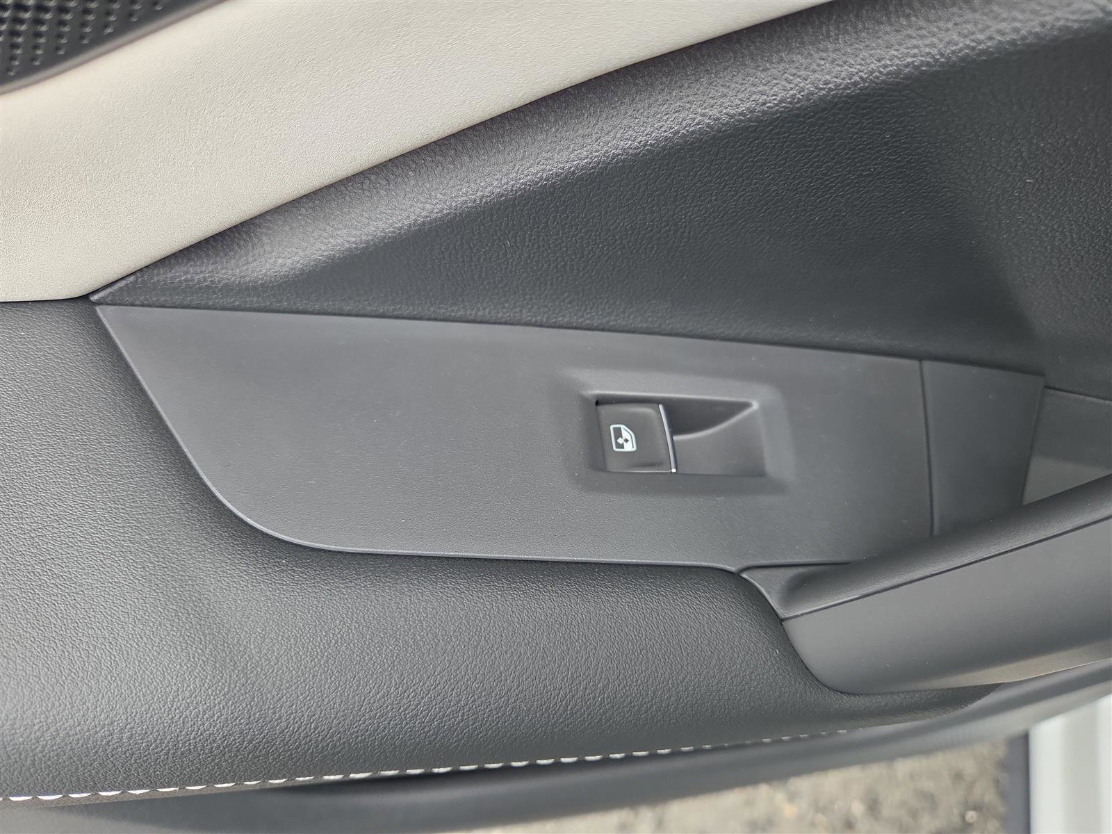 New 2025 Volkswagen Tiguan SE image 26