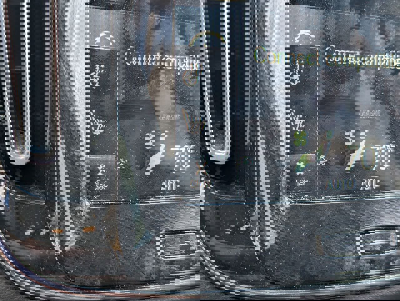 Used 2022 Volvo XC40 T4 Momentum image 16