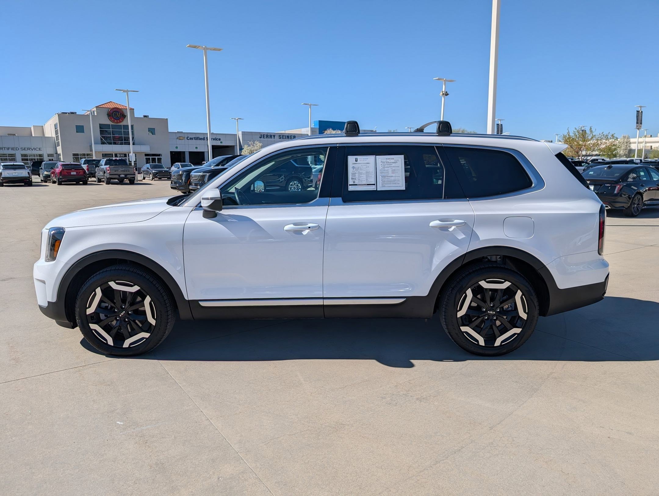 Used 2024 Kia Telluride EX w/ EX Captain's Chair Package image 2