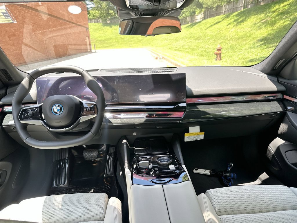Certified 2026 BMW i5 eDrive40 w/ Premium Package AWD/4WD image 24