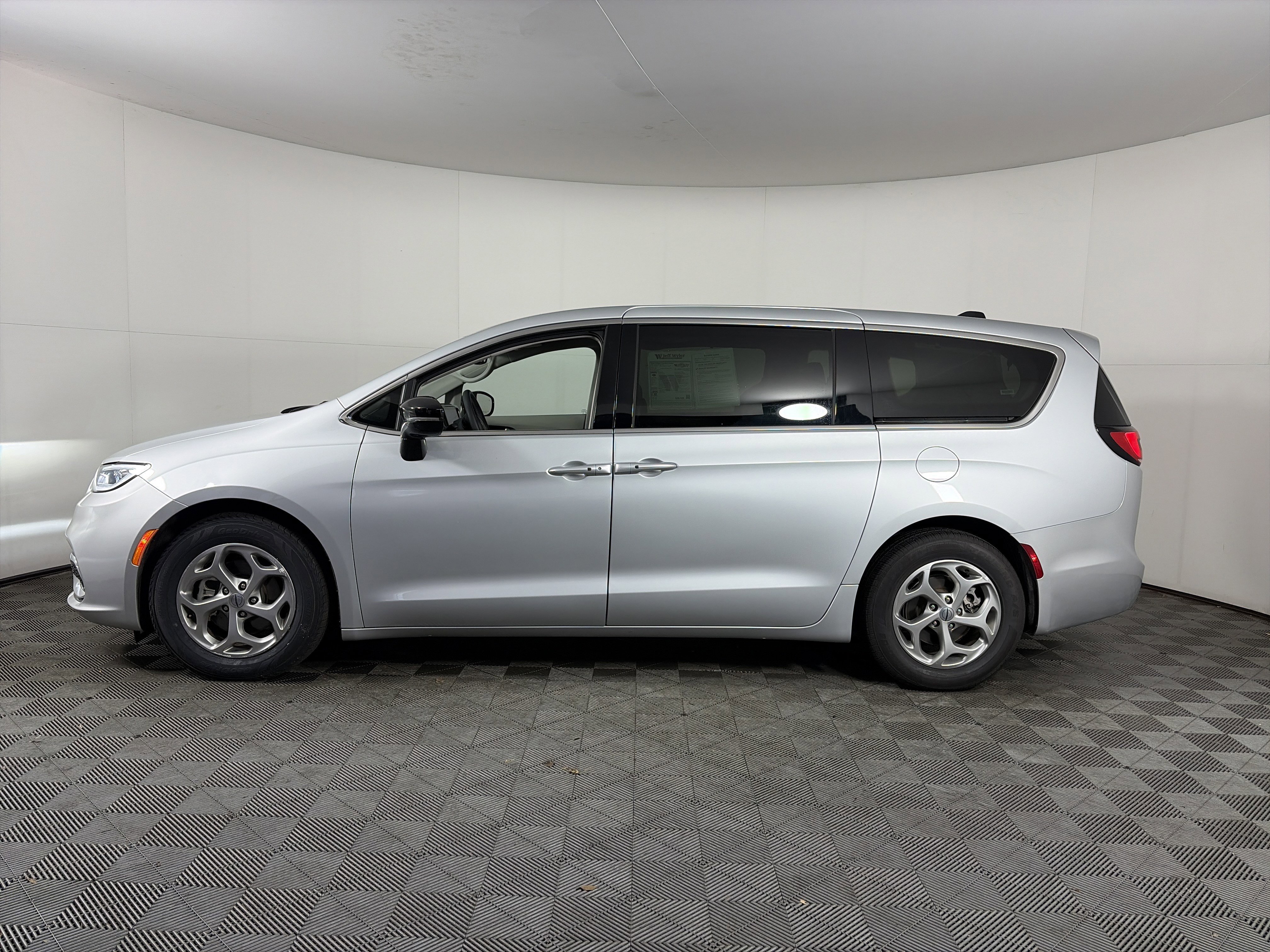 Used 2024 Chrysler Pacifica Limited image 13