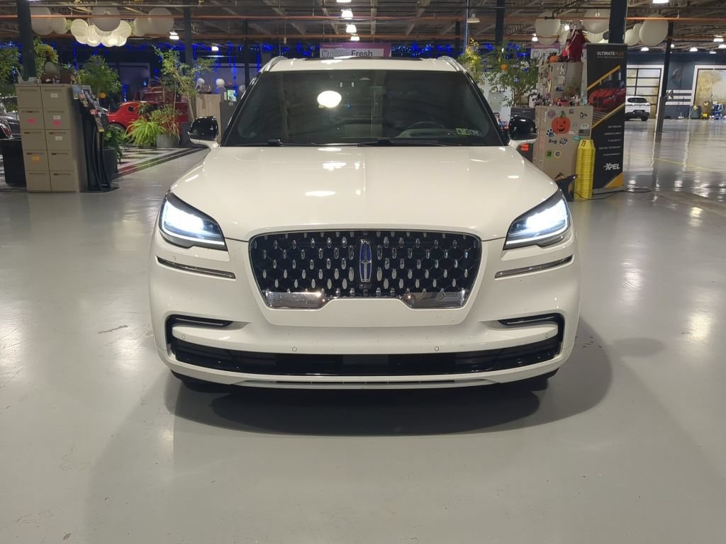 Used 2023 Lincoln Aviator Grand Touring w/ Elements Package Plus AWD/4WD image 2