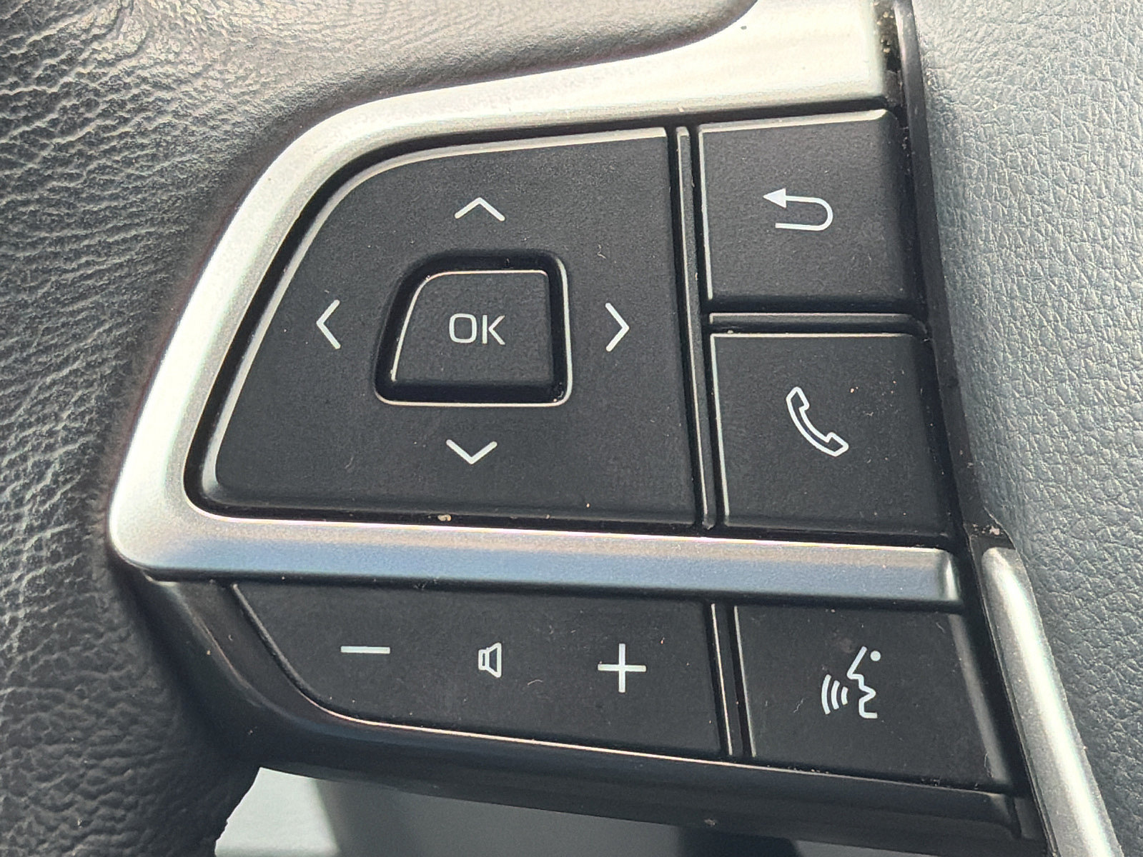 Used 2025 Toyota Sienna XLE FWD image 24