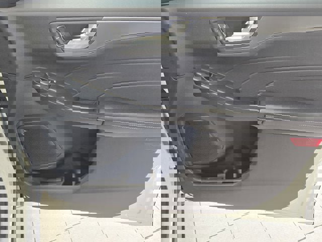 Used 2023 Ford Escape SE image 3