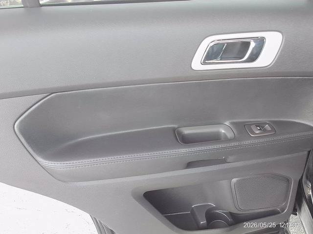 Used 2015 Ford Explorer XLT w/ Equipment Group 202B AWD/4WD image 15
