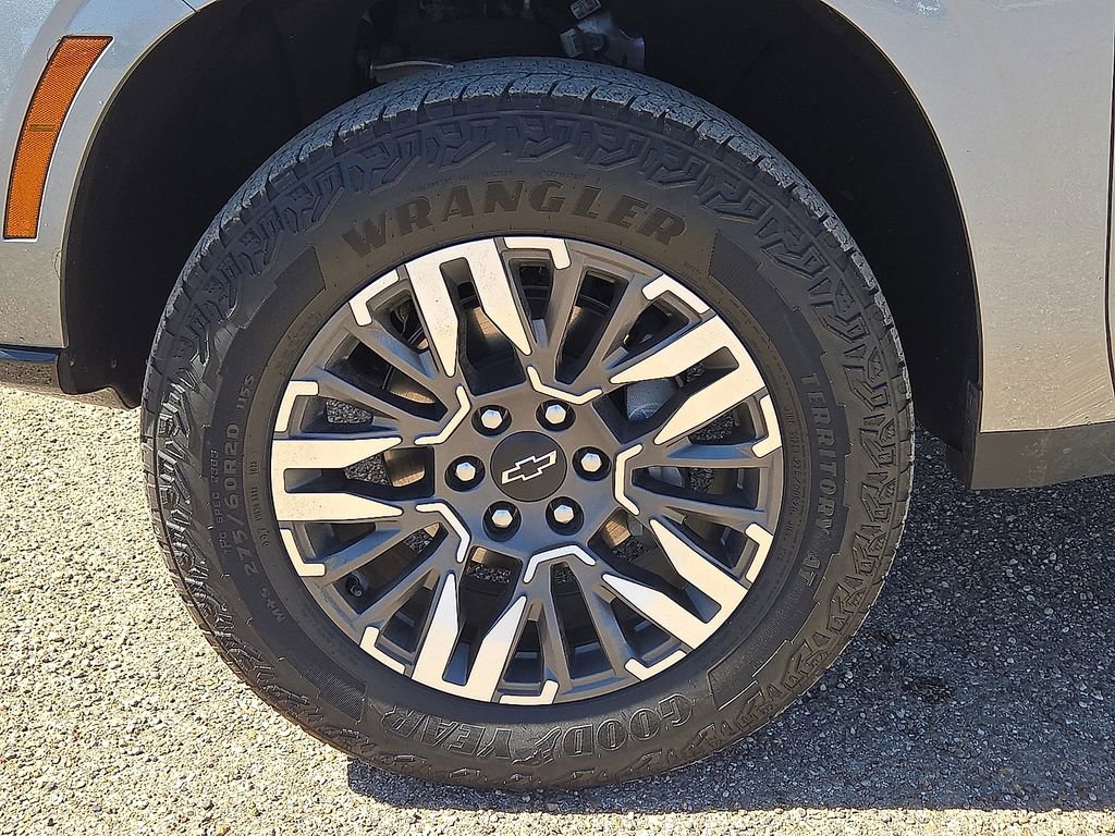 Used 2025 Chevrolet Suburban Z71 image 10