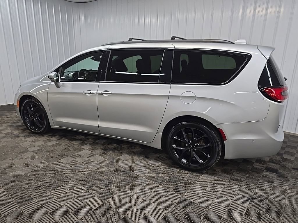Used 2022 Chrysler Pacifica Limited w/ S Appearance Package image 4