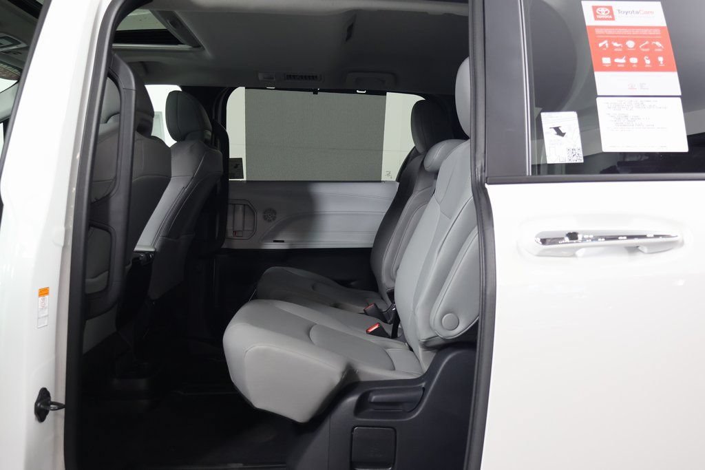Used 2026 Toyota Sienna XLE FWD image 11