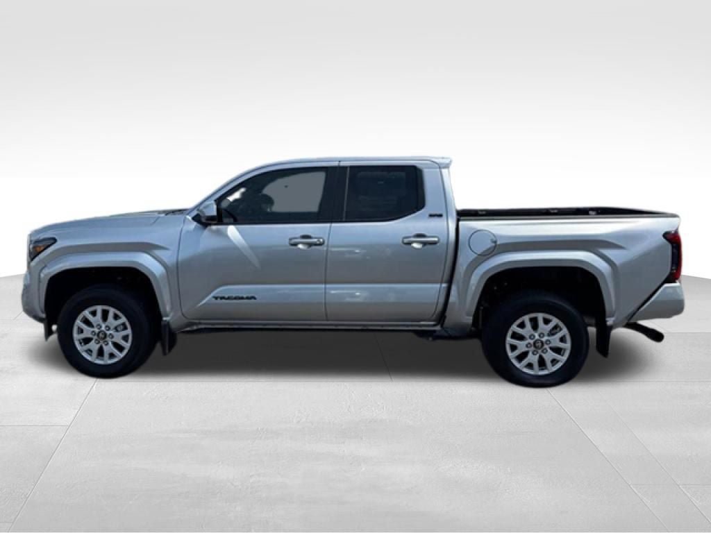 Used 2025 Toyota Tacoma SR5 AWD/4WD image 2