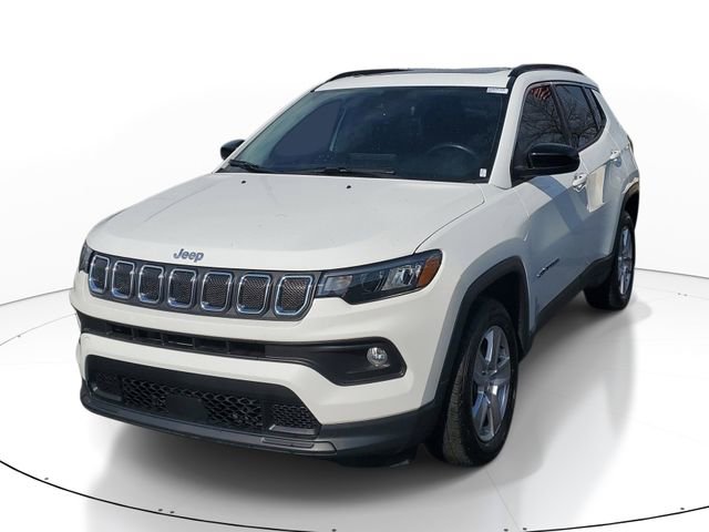 Used 2022 Jeep Compass Latitude w/ Sun and Sound Group AWD/4WD image 2