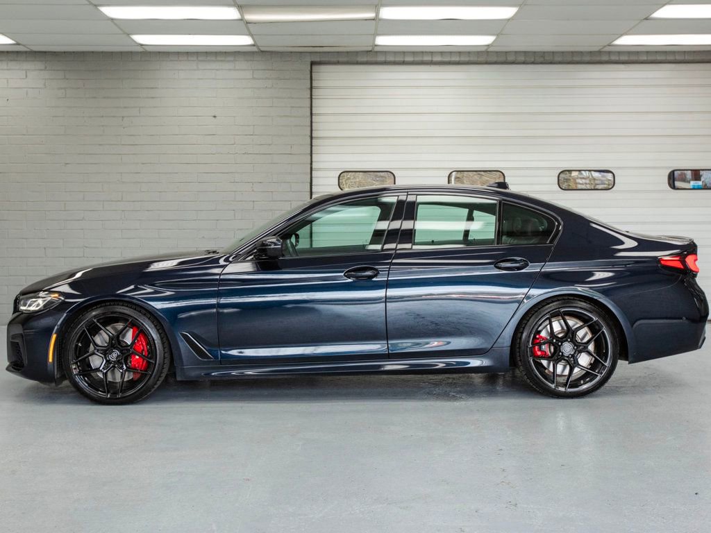 Used 2022 BMW M550i xDrive w/ Dynamic Handling Package image 4