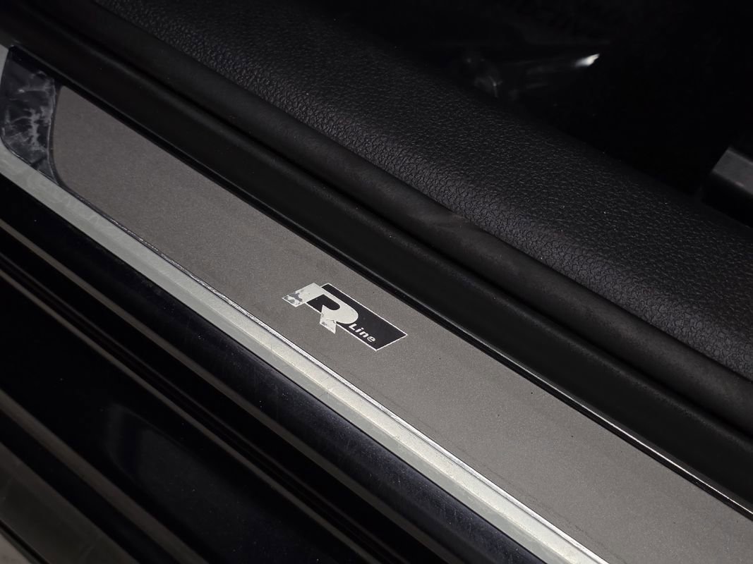 Used 2017 Volkswagen Passat 1.8T R-Line w/ R-Line Lighting Package image 32