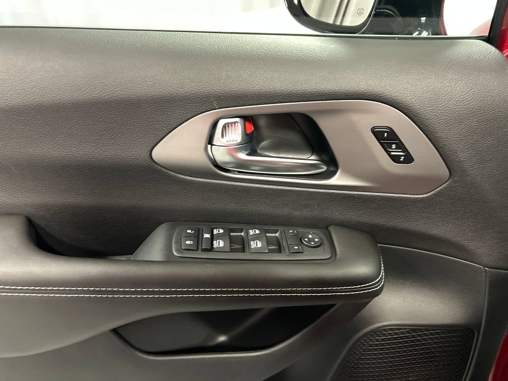 New 2027 Chrysler Pacifica Select FWD image 12