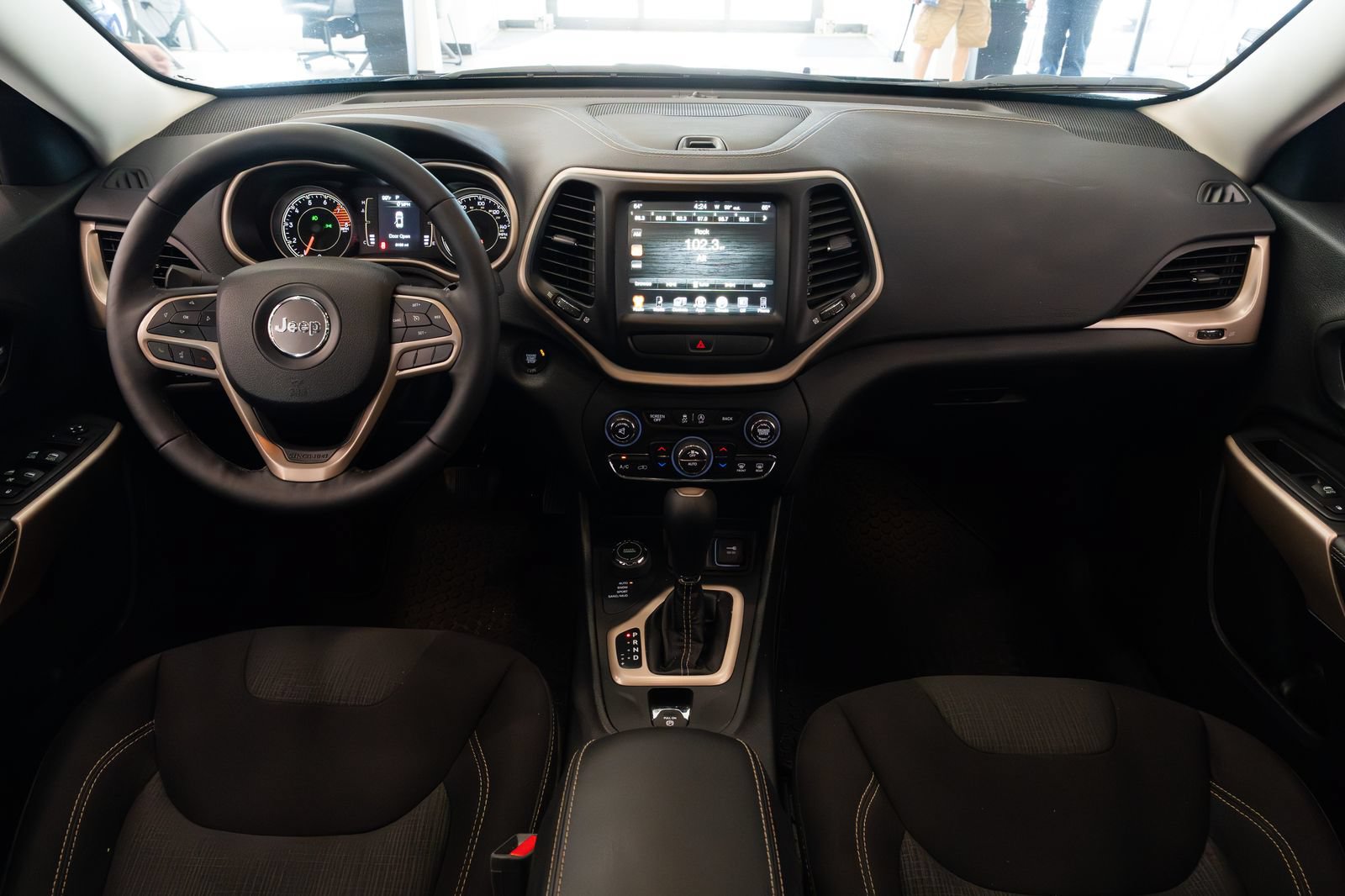 Used 2017 Jeep Cherokee Latitude w/ Comfort/Convenience Group AWD/4WD image 7