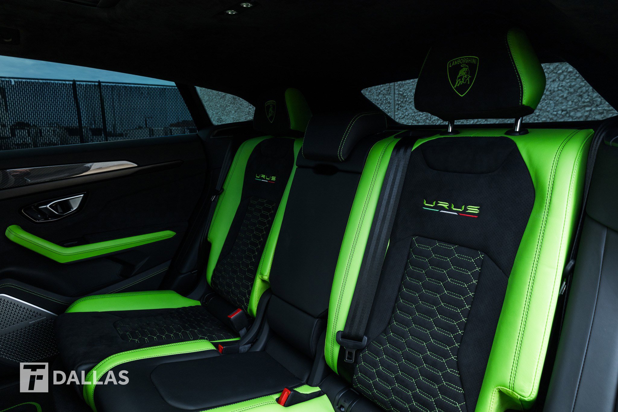 Used 2021 Lamborghini Urus AWD/4WD image 32
