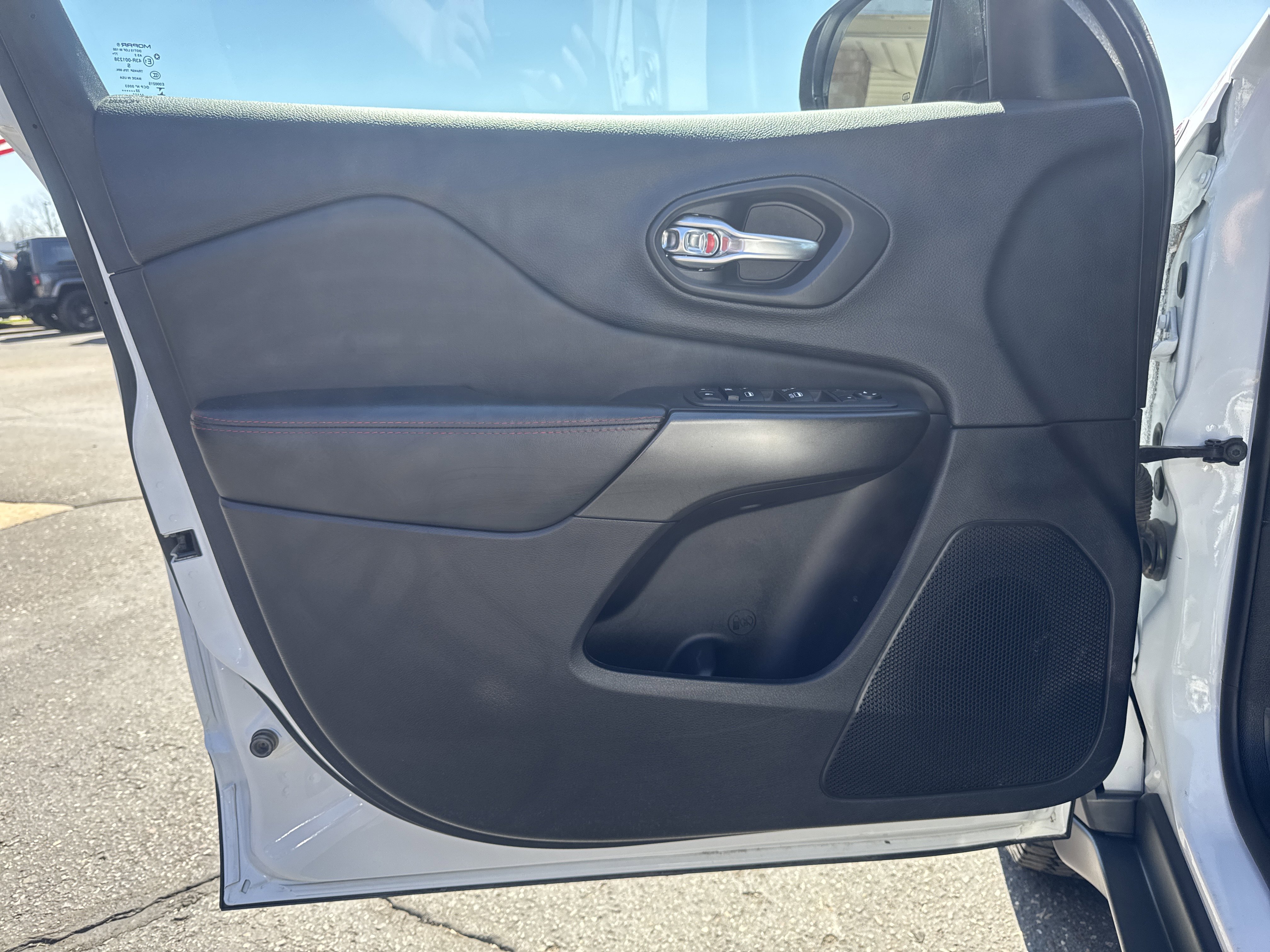 Used 2022 Jeep Cherokee Trailhawk w/ Trailer Tow Group AWD/4WD image 13