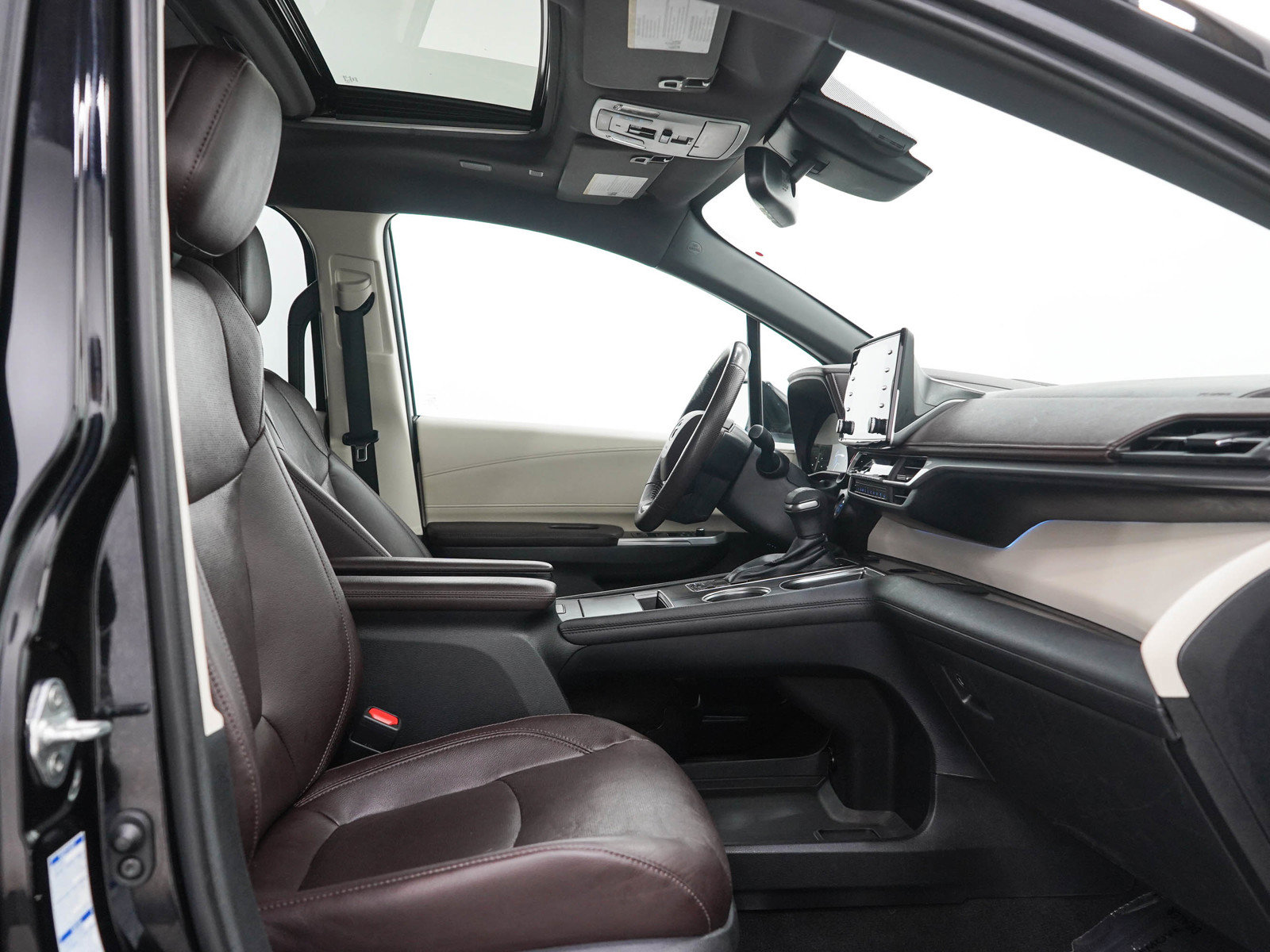 Used 2022 Toyota Sienna Platinum AWD/4WD image 13