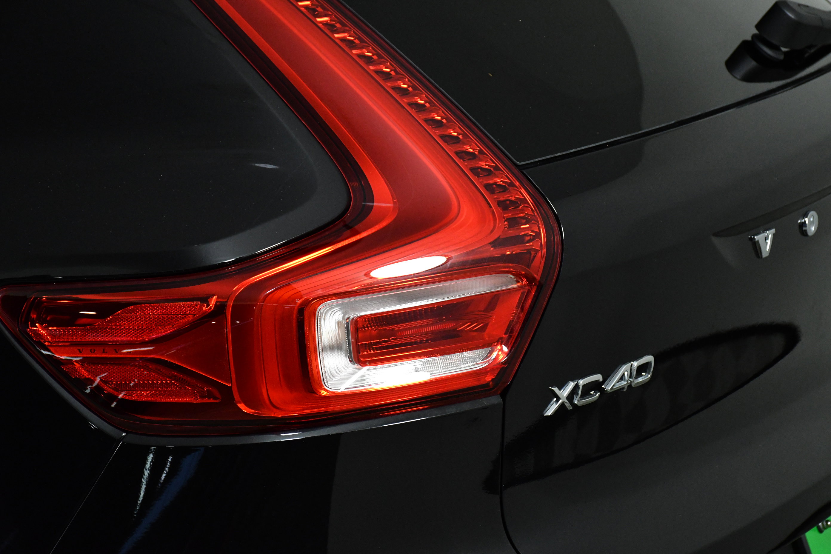 Used 2025 Volvo XC40 B5 Plus image 33