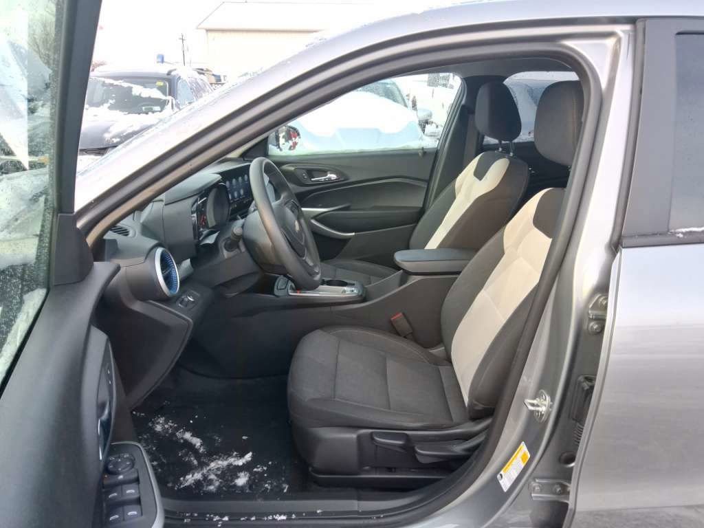 Used 2024 Chevrolet Trax LS w/ LS Convenience Package image 9