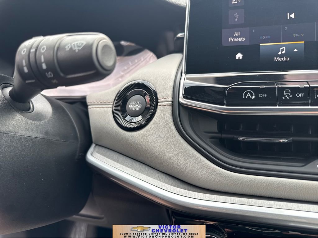 Used 2025 Jeep Compass Limited image 27