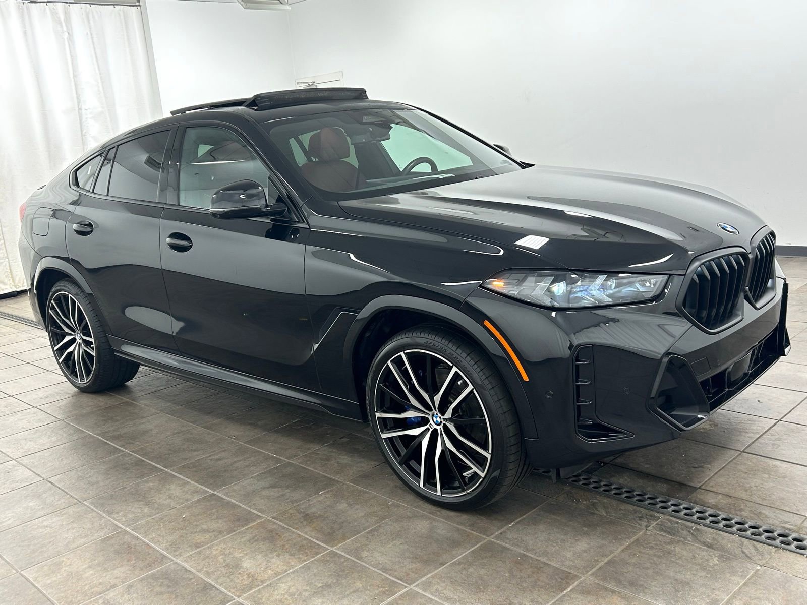 Used 2025 BMW X6 xDrive40i w/ Climate Comfort Package image 6