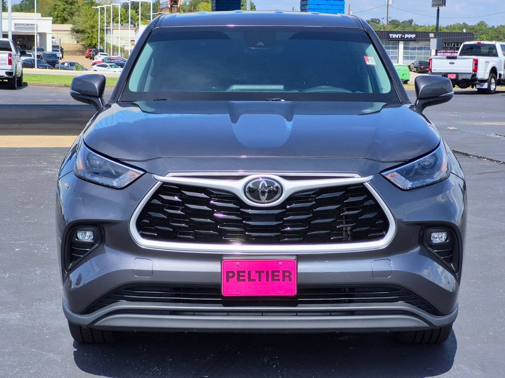 Used 2025 Toyota Highlander LE FWD image 2