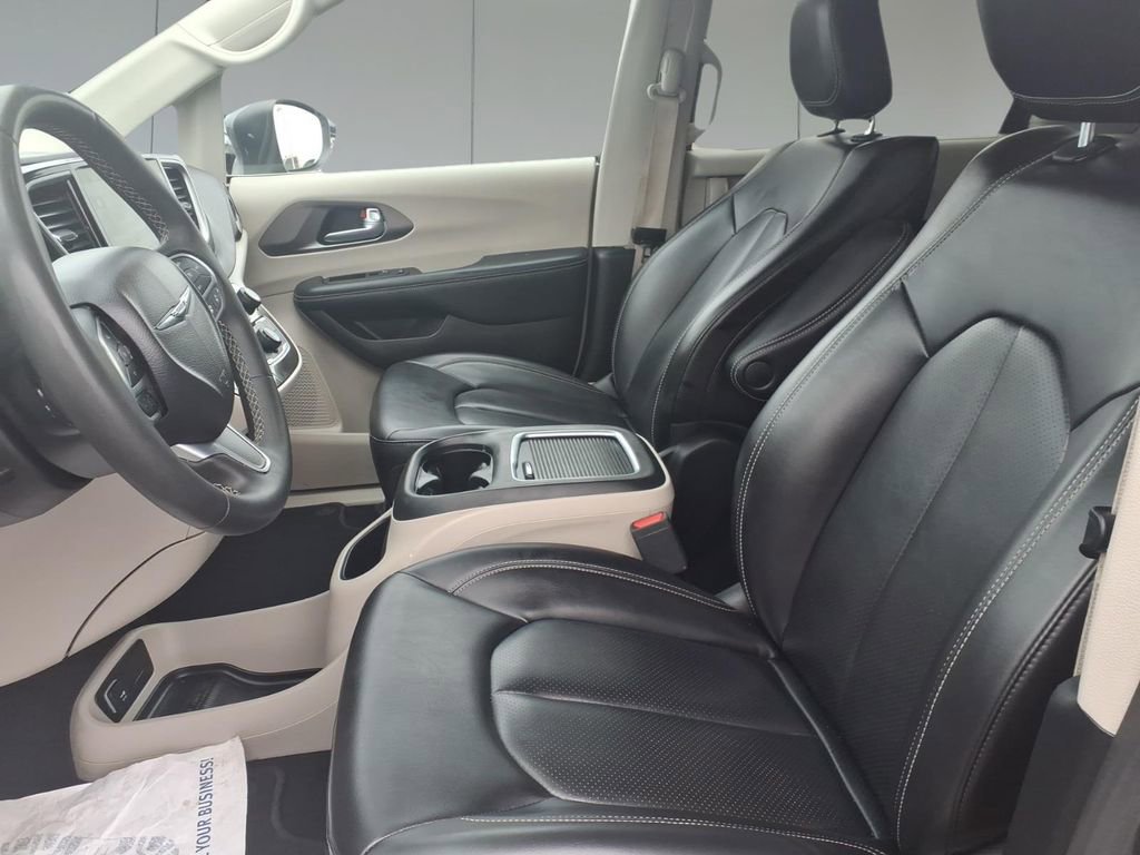 Used 2023 Chrysler Pacifica Touring-L image 12