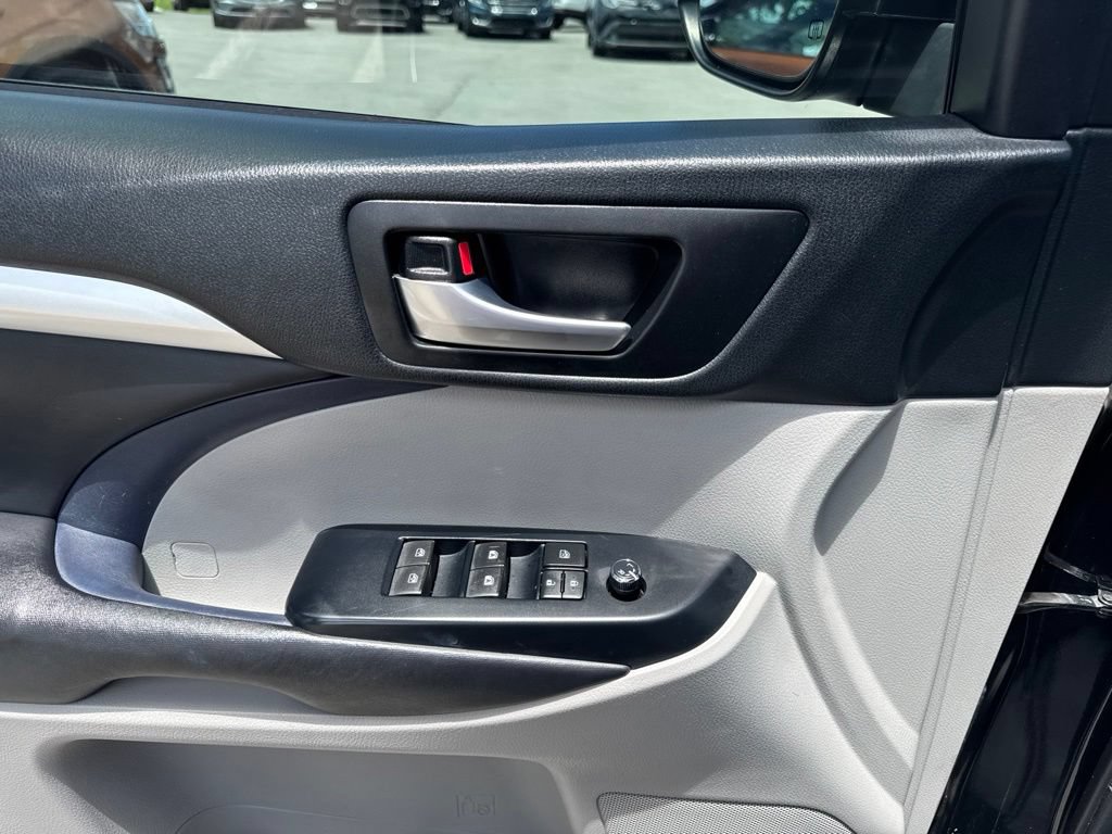 Used 2019 Toyota Highlander XLE FWD image 11