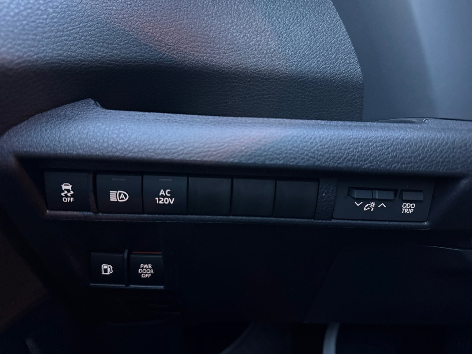 Used 2025 Toyota Sienna XLE Woodland Edition image 13