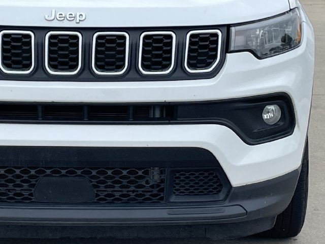 Used 2025 Jeep Compass Latitude w/ Sun & Sound Group AWD/4WD image 9