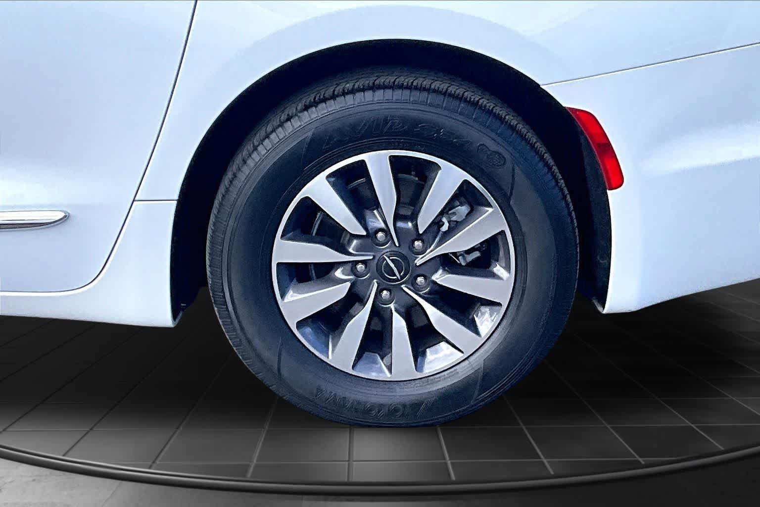 Used 2023 Chrysler Pacifica Limited FWD image 36