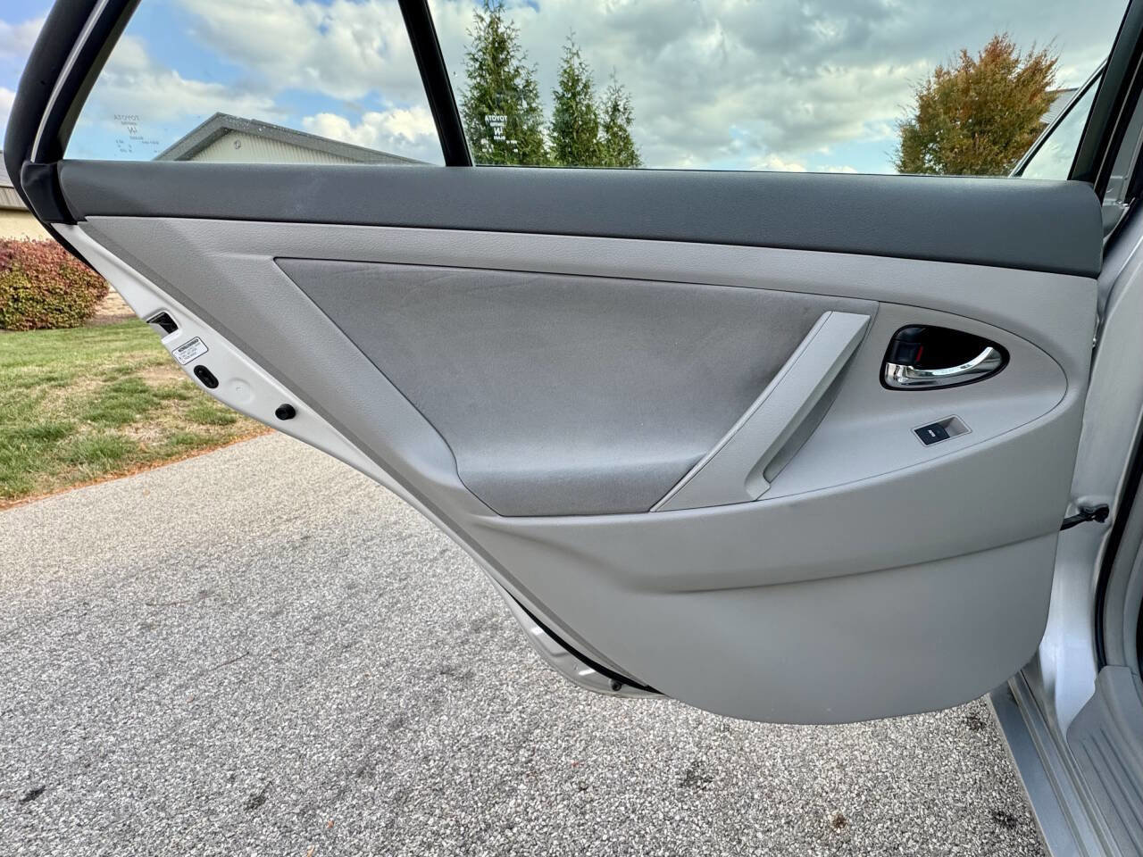 Used 2010 Toyota Camry LE image 22