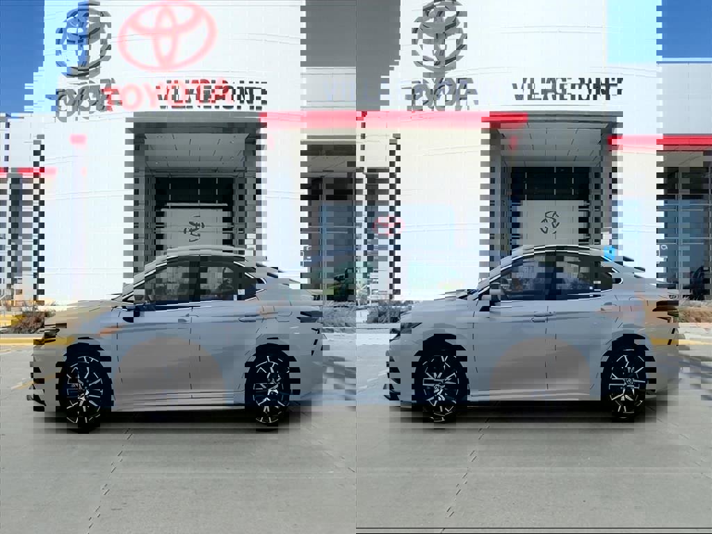 Used 2023 Toyota Camry SE image 2