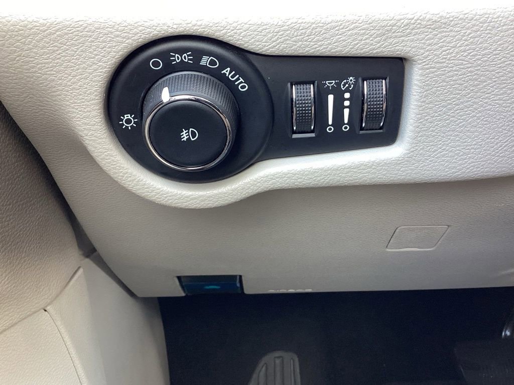 Used 2024 Chrysler Pacifica Limited FWD image 35