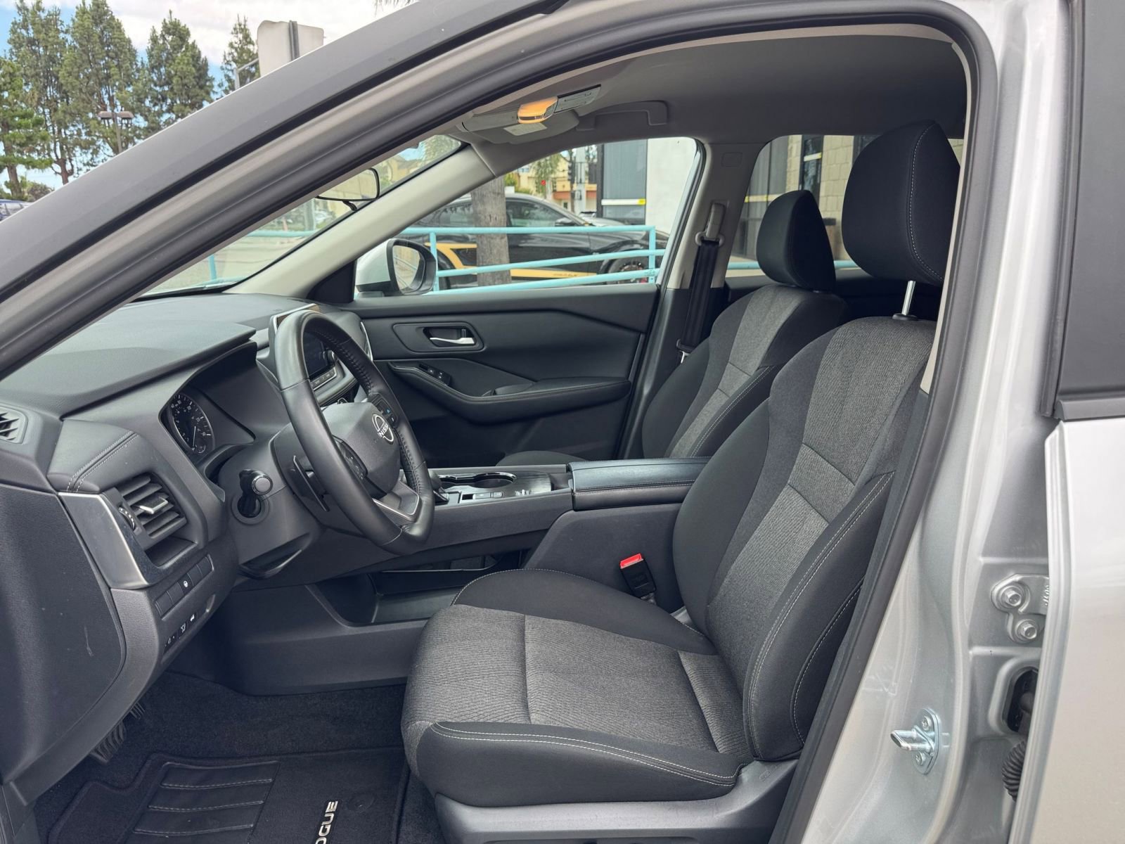 Used 2025 Nissan Rogue SV FWD image 29