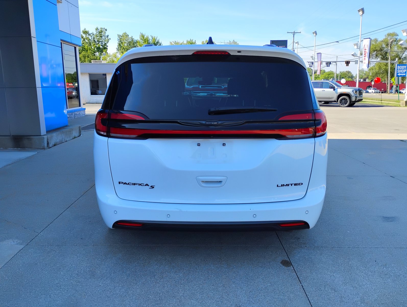 Used 2025 Chrysler Pacifica Limited FWD image 15