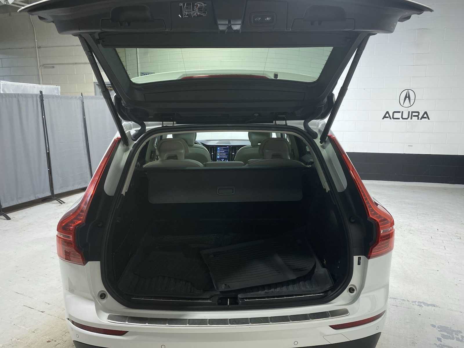 Used 2019 Volvo XC60 T5 Momentum w/ Multimedia Package AWD/4WD image 19